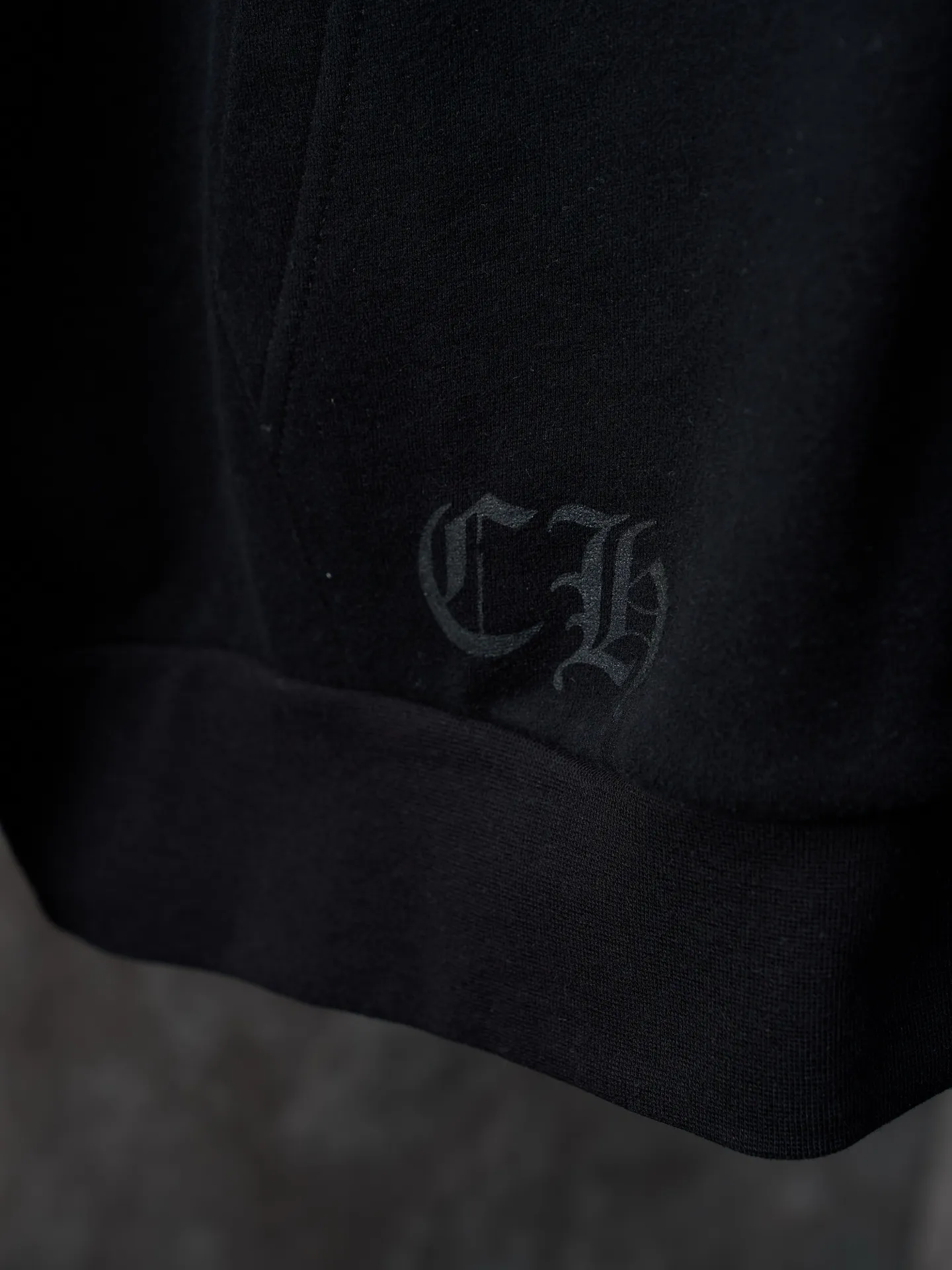 P460 Actual hanging auction】Chrome Hearts/Chrome Heart CH Sanskrit letter printed zipper hooded jacket [Ready stock] S M L Ruggedness and sophistication coexist. The zippered hooded silhouette deconstructs the lazy drape of suede. A rock oracle that whispers that I am the rule. A rebellious ceremony about wearing and performing. Adopt glue printing. The printing has been revised three times by the film screen. Use glue liquid paint to print the pattern on the fabric. The fabric is baked to fix the printed pattern. The fabrics have been washed and have a better hand feel. Not easy to deform. Not easy to shrink. Not easy to fade. Maintain long-term beauty and loose fit.